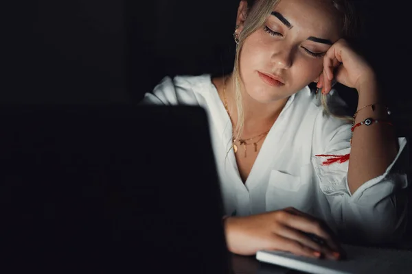 Trött Tonåring Flicka Kaukasiska Universitetsstudent Somna Utmattad Efter Svåra Lära — Stockfoto