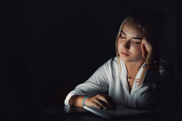 Уставшая девочка-подросток кавказская студентка университета засыпает измотанная после трудного экзамена, ленивая, ленивая девушка спит сидя за столом чувствую усталость, дремля скучно от концепции обучения