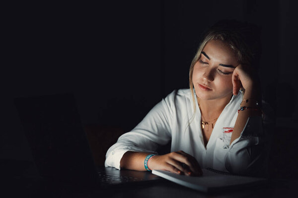 Уставшая девочка-подросток кавказская студентка университета засыпает измотанная после трудного экзамена, ленивая, ленивая девушка спит сидя за столом чувствую усталость, дремля скучно от концепции обучения