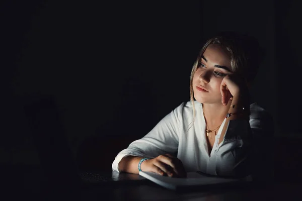 Utmattad Upprörd Ung Kvinna Sitta Kontoret Skrivbord Efter Arbetsdag Ensam — Stockfoto
