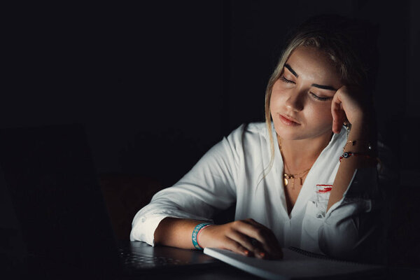 Уставшая девочка-подросток кавказская студентка университета засыпает измотанная после трудного экзамена, ленивая, ленивая девушка спит сидя за столом чувствую усталость, дремля скучно от концепции обучения