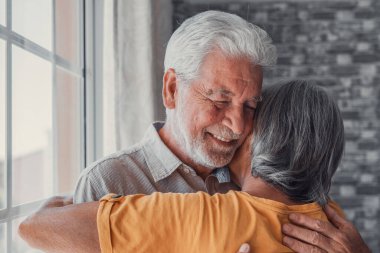 Aşık mutlu olgun çift kucaklayan, kapalı gözlü gri saçlı karı koca gülme, yatay afiş, orta yaşlı gülümseyen aile ihale an zevk, mutlu evlilik, samimi duygular