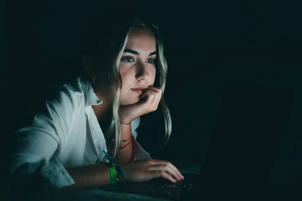 Закрыть Серьезный Уверенный Кавказский Студент Используя Ноутбук Ночью Постели Работая — стоковое фото