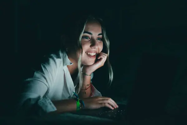 Улыбается Уверенный Себе Студент Использующий Ноутбук Ночью Постели Работающий Заканчивающий — стоковое фото