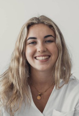 Aşırı neşeli bir kadın gülüyor, evinde oturuyor, genç bir kadının portresi internette arkadaşlarıyla veya akrabalarıyla sohbet ediyor, kameraya bakıyor, eğleniyor, arama yapıyor ya da video çekiyor.