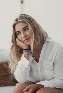 Mutlu genç kadın, mutlu ve iyimser bakıyor, yeni bir başlangıcın hayalini kuruyor veya görselleştiriyor, gülümseyen milenyum kızı düşünüyor gelecek için çok heyecanlı, mutluluk, iyi ruh hali konsepti.