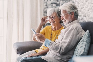 Yaşlı büyükbaba ve büyükanne akıllı telefon uygulamaları, orta yaşlı eş çevrimiçi eğlencelerden, eski koca, eski nesil ve modern teknoloji konseptiyle selfie çekmekten zevk alarak zaman geçiriyorlar.