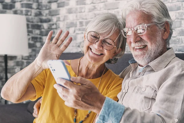 Mutlu emekli aile çiftimiz cep telefonlarını video görüşmesi için kullanıyor, akrabalarla konuşuyor, iyi haberler alıyor, eğleniyor, gülümsüyor ve gülüyor. Tasasız, olgun emekliler hücrede sohbet ediyorlar.