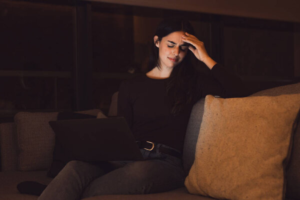 Стрессовая женщина поздно ночью, испытывающая сильную ужасную головную боль после исследования ноутбука, сонная измученная девушка, страдающая хронической мигренью, массирующая виски, чтобы облегчить напряжение головной боли