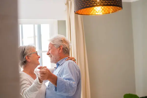 Fröhliche Aktive Alte Rentner Romantische Paar Tanzen Lachen Wohnzimmer Glückliche — Stockfoto