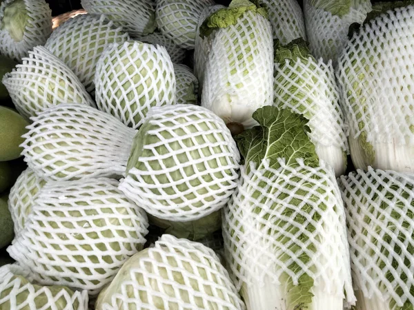 Markette satılmak üzere köpüklü vejetaryen filesi.