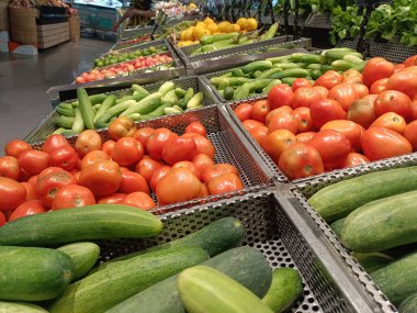 Süpermarkette stantsız ağ tepsisinde taze sebze