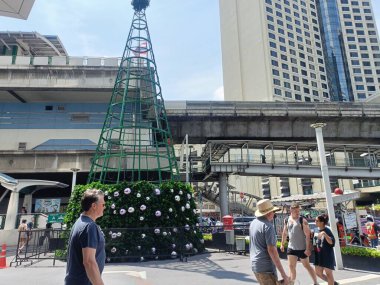 Bangkok Tayland, 27 Ekim 2024, mağaza Noel ve yeni yıl festivali için büyük bir Noel Ağacı inşa etmeye başladı.