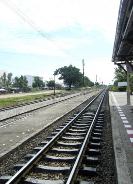 Öğleden sonra Tayland 'daki emtry tren istasyonunda.