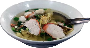 Beyaz arka planda bir kase köfte çorbası ayır.