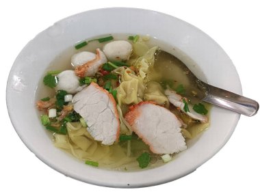 Beyaz arka planda bir kase köfte çorbası ayır.