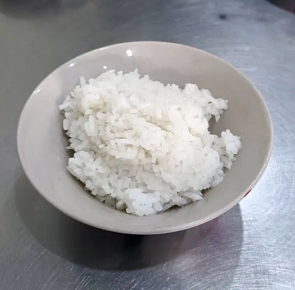 Paslanmaz çelik masada bir kase pilav. 