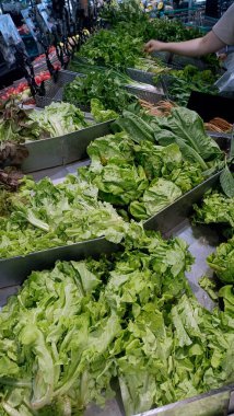 Süpermarkette paslanmaz ağ tepside sebzeler