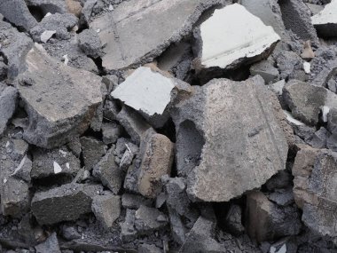 İnşaat alanındaki kırık beton duvar, fotoğrafa yakın çekim.