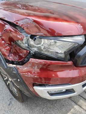 Yolda kaza üstüne trafik lambası kırıldı.