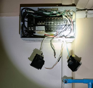 Yanık telli eski çelik devre dolabı.