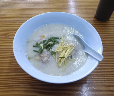 Masada bir kase pirinç lapası.