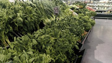 Taze yeşil sebze marketi, sağlıklı, süpermarket koridoru, yiyecek, sebze, market alışverişi, organik alışveriş, vitamin diyeti, taze, doğal yeşil.