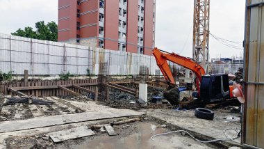 Kazı makinesi ve temeli olan bir inşaat sahası