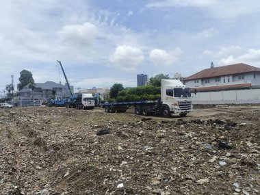 Şehirdeki inşaat alanında tanımlanamayan bir kamyon var.