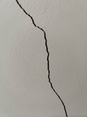 Bir duvar çatlağı yapısal bir sorun belirtisi gösteriyor ve bu da endişe ve acil dikkat gerektiriyor ve endişe verici görünüyor.