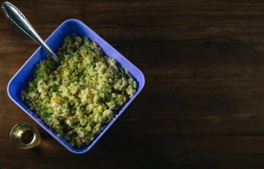 Geleneksel Sırp yaz salatası. Doğranmış lahana, havuç ve soğan. Tahta masa, vejetaryen yemeği, diyet gıda konsepti, metin için kopya alanı.