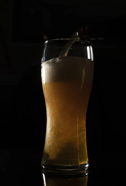 Mão Segurando Vidro Cerveja Fundo Preto — Fotografia de Stock