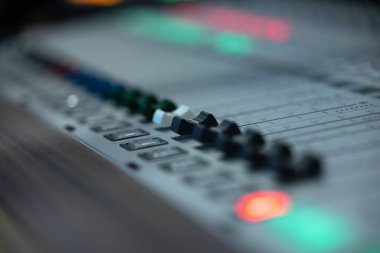 Stüdyo ekipmanlarını, mikseri ya da konsolu, bir kayıt stüdyosunda ya da bir radyoda yakın çekim yapın.