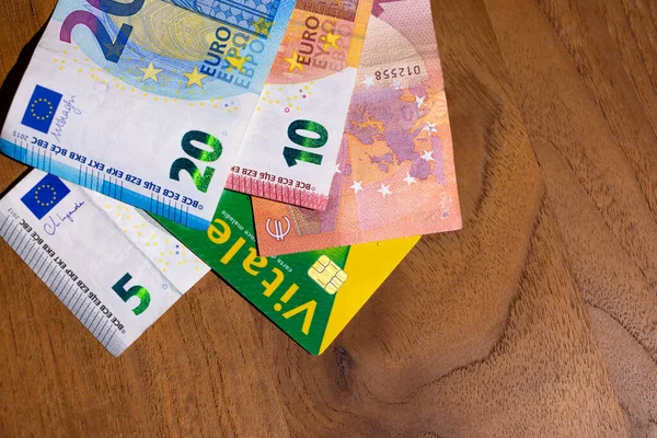 Vitale sağlık sigortası kartı ve birkaç banknotun yakın çekimi. Sağlık ve uyuşturucu iadesi kavramı