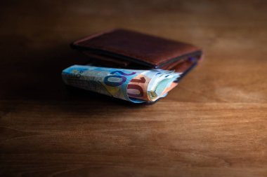 Bir cüzdan ve biraz avroluk banknot al. Günlük yaşam, benzin ve bakkaliyenin artan maliyeti kavramı