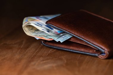Bir cüzdan ve biraz avroluk banknot al. Günlük yaşam, benzin ve bakkaliyenin artan maliyeti kavramı