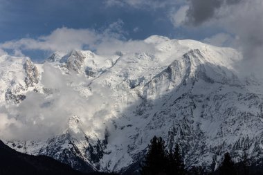 Haute Savoie 'deki Mont Blanc manzarası. Chamonix 'deki çarpıcı kış dağ manzarası.