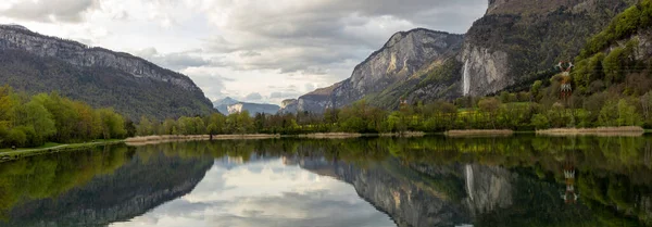 Panoramabild Visar Vacker Solig Fjällsjö Och Ett Vackert Vattenfall — Stockfoto