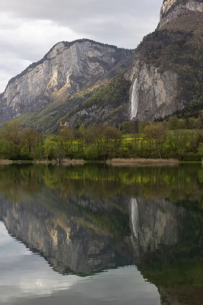 Schöner Sonniger Bergsee Mit Einem Schönen Wasserfall Lac Des Ilettes — Stockfoto