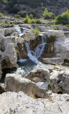 Fransa 'nın güneyindeki Sautadet şelalelerinin panoramik görüntüsü