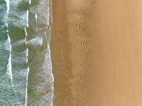 Güzel, ıssız bir kumsalın insansız hava aracı tarafından çekilen hava görüntüsü. Arkaplan olarak kullanılabilir