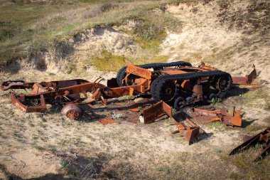 Kumda terk edilmiş ve paslı bir tankın enkazı.