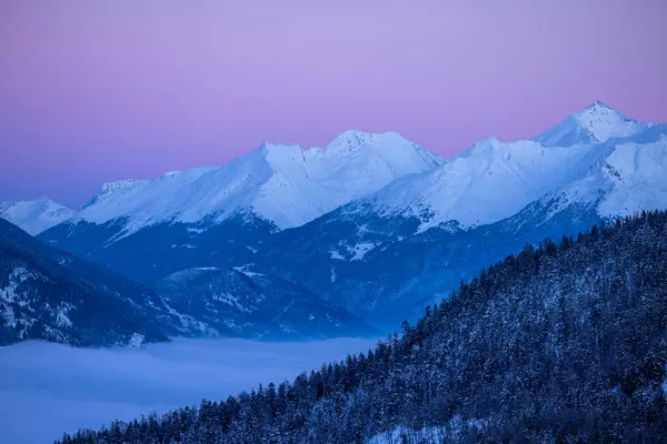 Alacakaranlıkta Kar Kaplı Bir Dağ Sırasının Zirveleri Güzel Pembe Bir — Stok fotoğraf