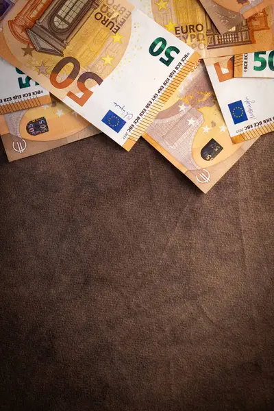 Kahverengi Arka Planda Euro Luk Banknot Yığını — Stok fotoğraf