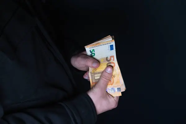 Ödeme Yapmak Için Euro Luk Banknotları Tutan Kameraları — Stok fotoğraf