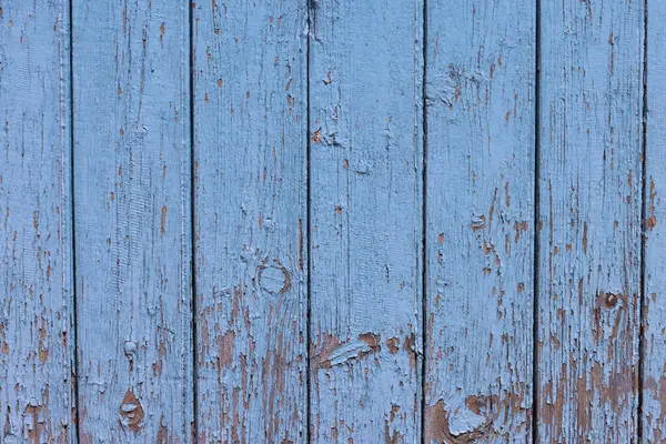 Eski ahşap kalaslardan yapılmış desenli arka plan, soyulmuş mavi boyayla kaplı. Kapıları, panjurları ya da çitleri kapatın.