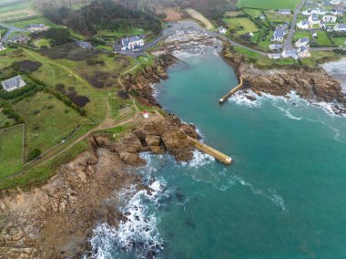 Breton balıkçılık limanının deniz duvarının havadan görünüşü
