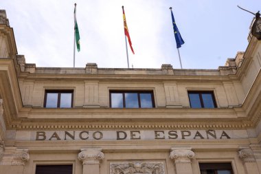 Sevilla 'daki İspanya Bankası manzarası. İspanyol ekonomisinin sembolü