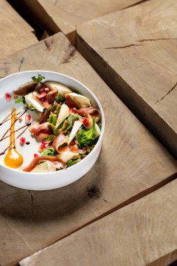 Camembert ve jamonlu salata, roka ve hafif seramik tabakta balzamik ve hardal soslu fındık..