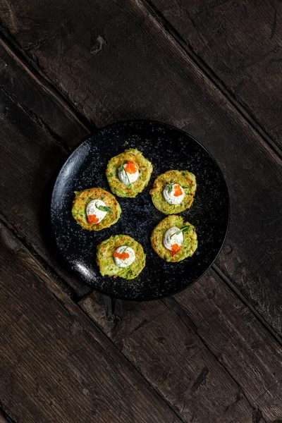 Beignets Courgettes Crème Sure Caviar Rouge Garnis Morceaux Oignon Vert — Photo